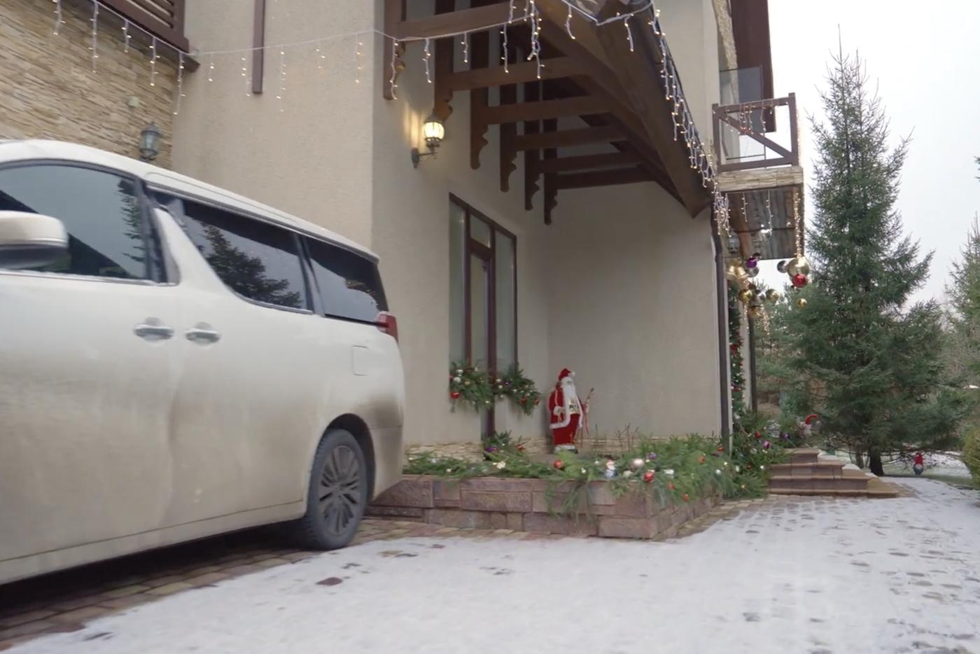 Дом выглядит по-европейски сдержанно.