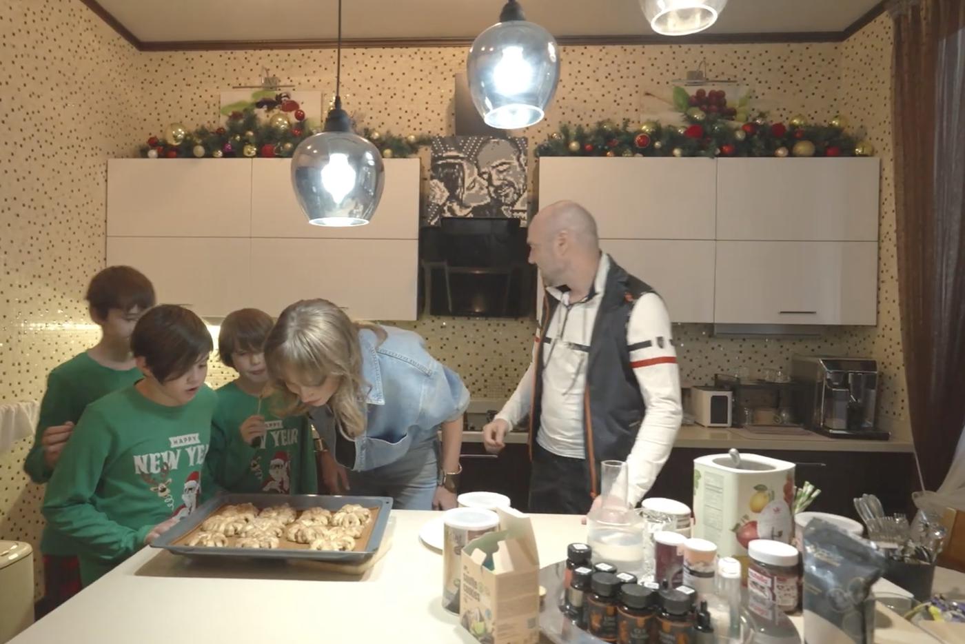 Кухня не очень большая, но места хватает всем.