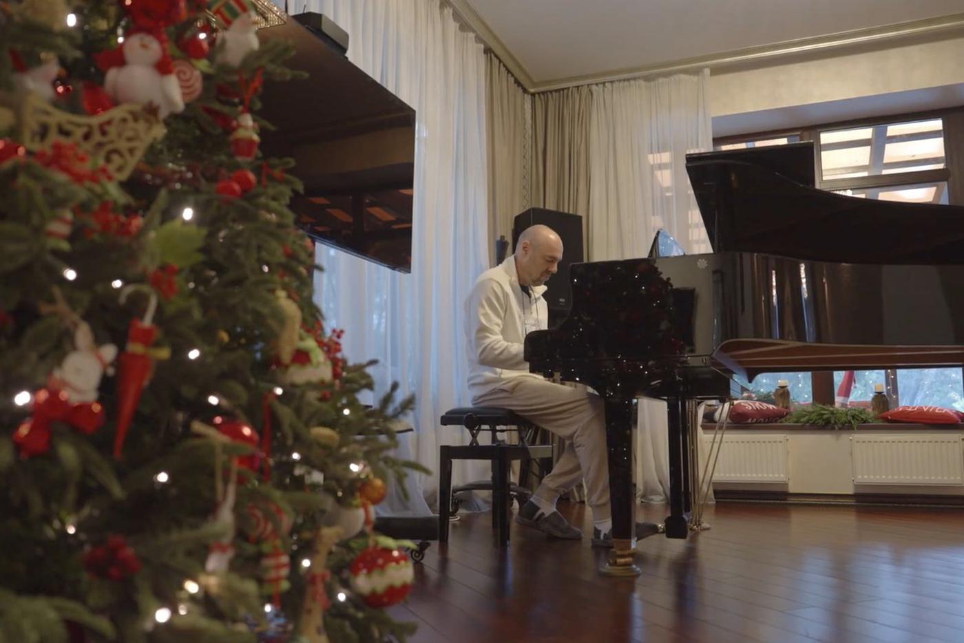 Часть гостиной занимает роскошный рояль.