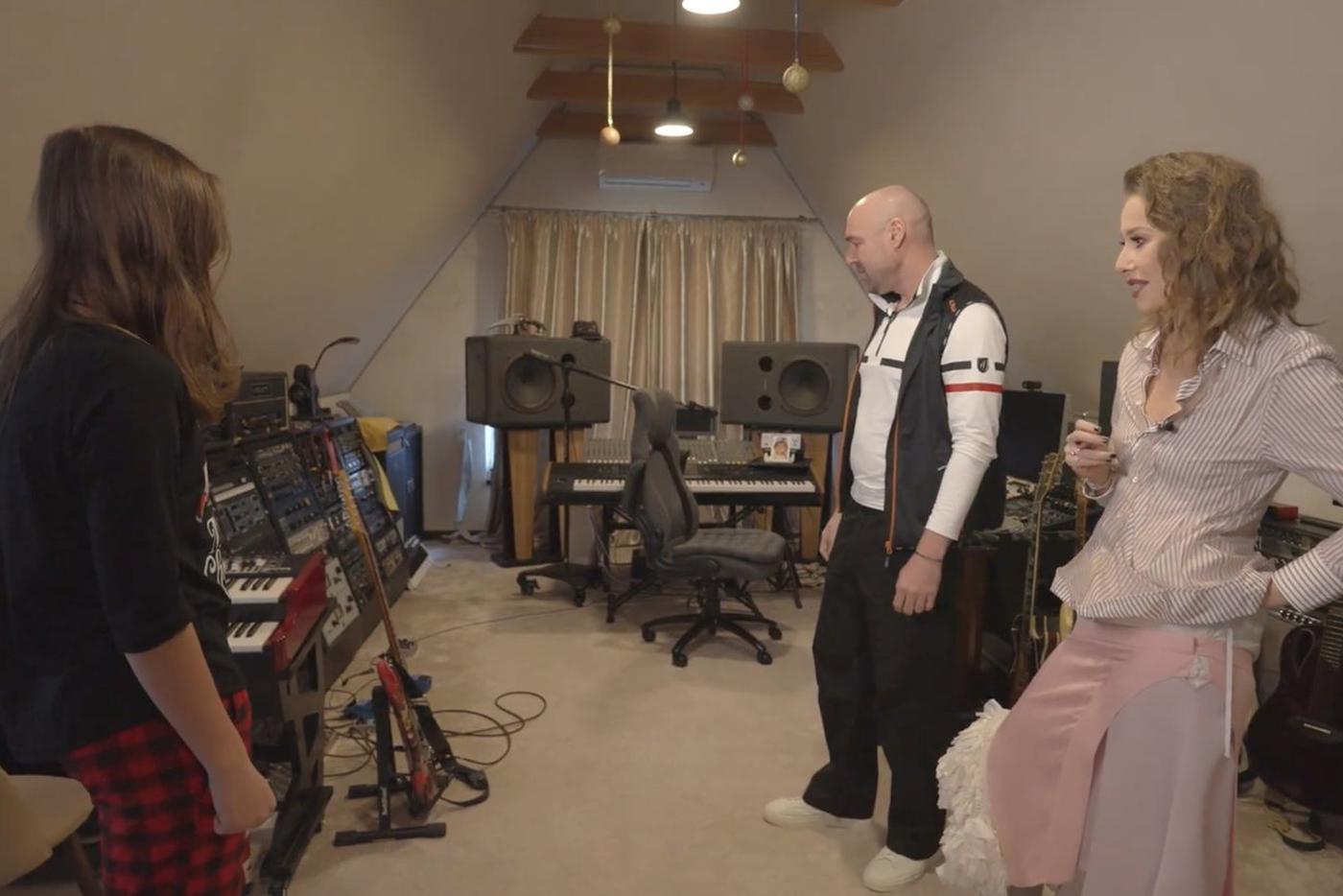 У Романа Товстика есть свой музыкальный кабинет.