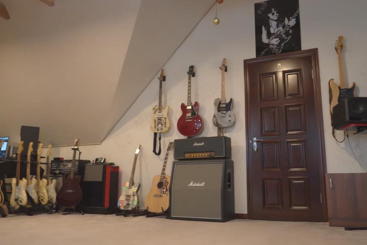 Коллекции гитар позавидуют многие музыканты.