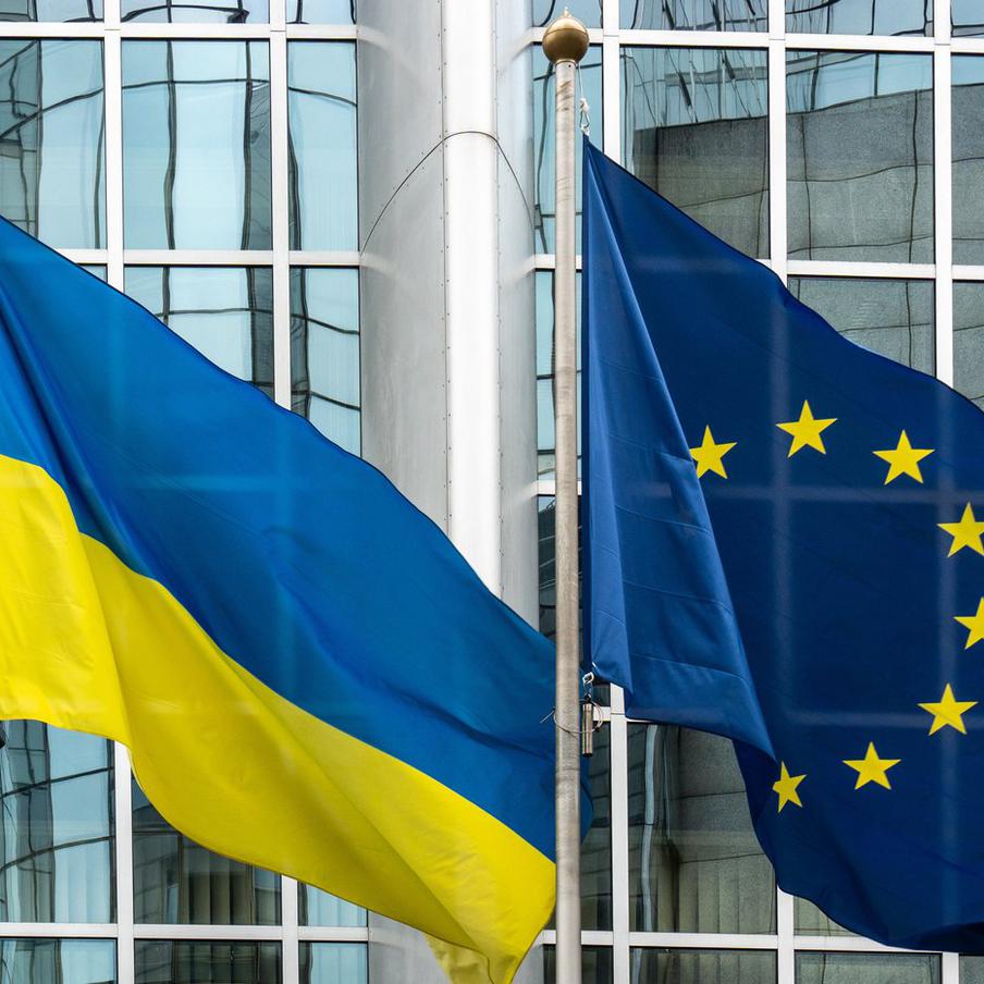 В Европарламенте призвали направить на Украину войска одной из стран ЕС. Европейские политики предложили отправить военный контингент одной из стран – участниц Евросоюза на территорию Украины. О том, будет ли это сделано после завершения конфликта или сейчас, неизвестно