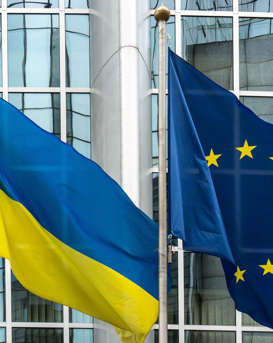 В Европарламенте призвали направить на Украину войска одной из стран ЕС. Европейские политики предложили отправить военный контингент одной из стран – участниц Евросоюза на территорию Украины. О том, будет ли это сделано после завершения конфликта или сейчас, неизвестно