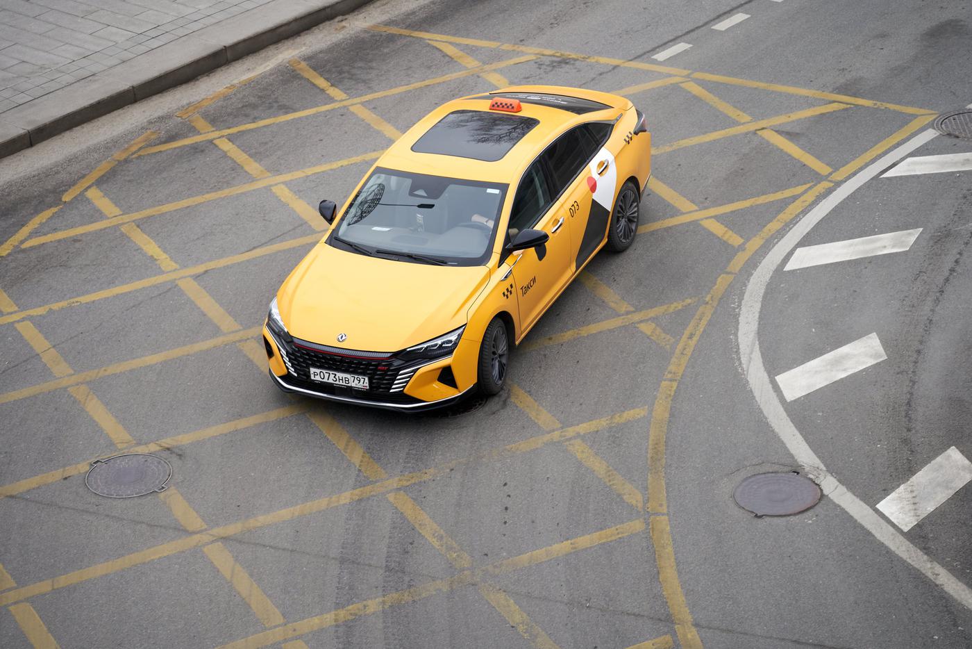 Телефоны, документы и сумки: что чаще всего забывают пассажиры в такси Москвы