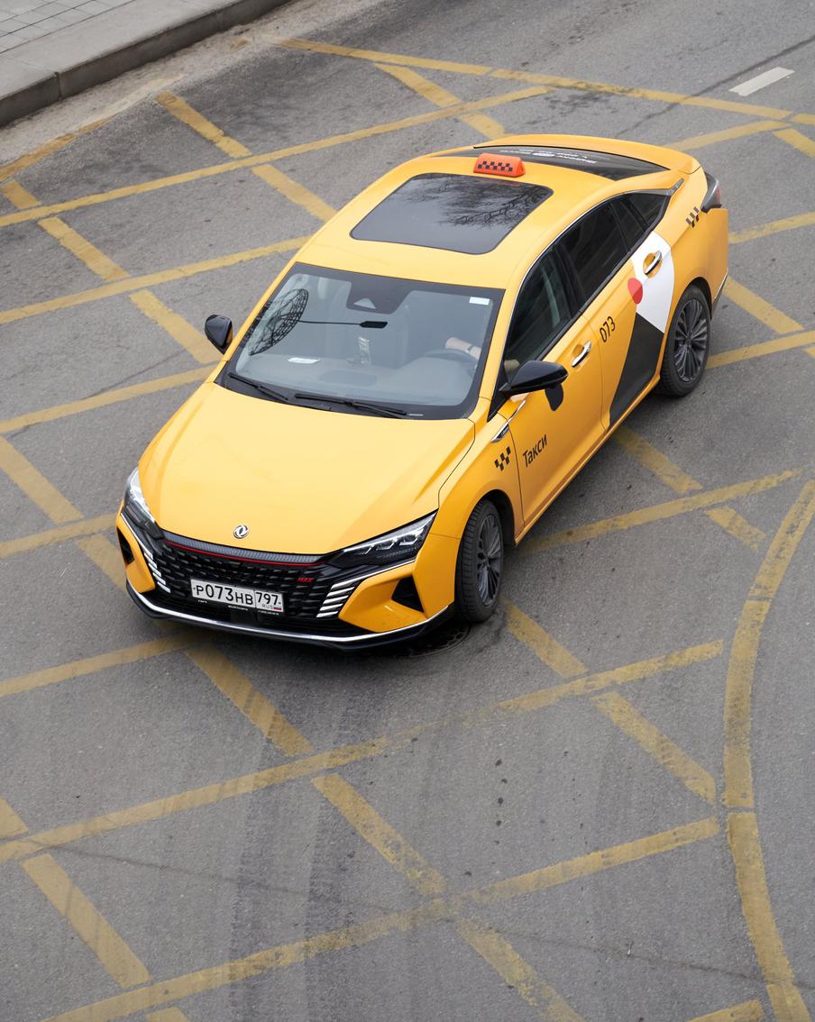 Телефоны, документы и сумки: что чаще всего забывают пассажиры в такси Москвы