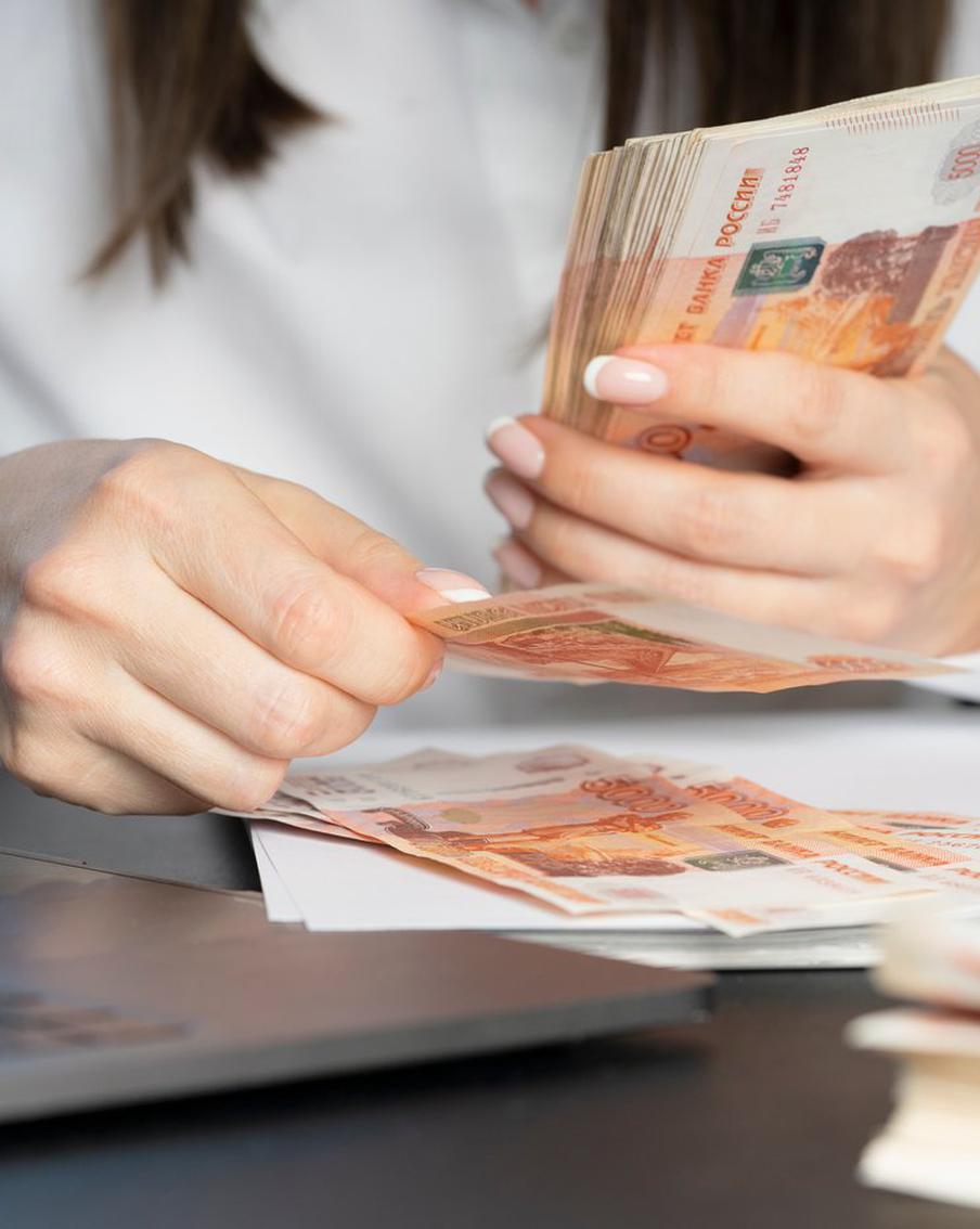 Выплаты ушедшим в декрет россиянкам могут превысить миллион рублей в 2026 году. В Госдуме планируют увеличить размер выплат ушедшим в декрет работающим россиянкам с начала следующего года. Отмечается, что сумма выплаты превысит миллион рублей