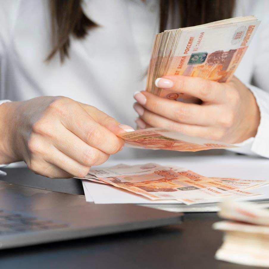 Выплаты ушедшим в декрет россиянкам могут превысить миллион рублей в 2026 году. В Госдуме планируют увеличить размер выплат ушедшим в декрет работающим россиянкам с начала следующего года. Отмечается, что сумма выплаты превысит миллион рублей