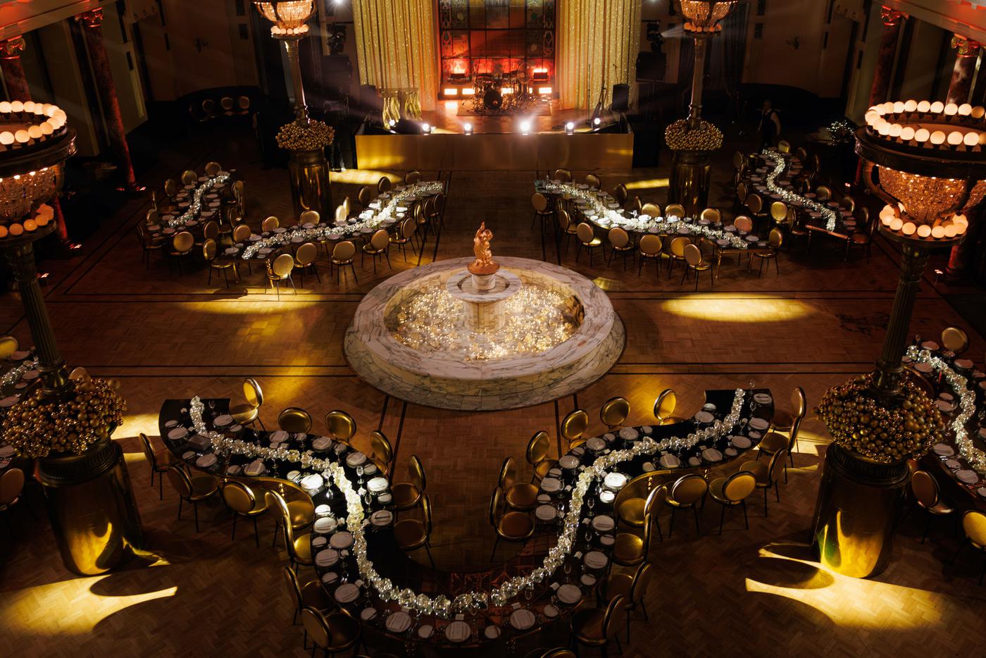 Банкетный зал в стиле ар-нуво.