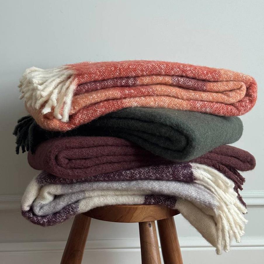 Пледы подходят для людей с аллергией и чувствительной кожей, так как в волокнах нет ланолина (животного воска), который может вызывать раздражение.