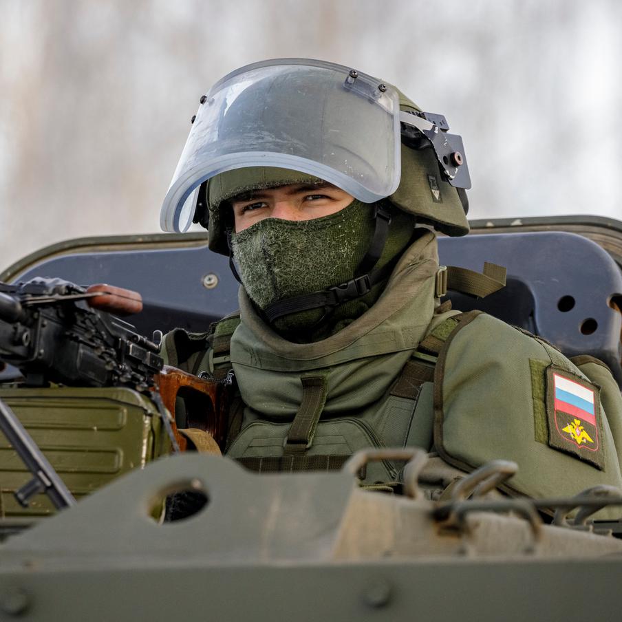 Минобороны России опровергло информацию о потере ВС РФ города Купянска. Российские военные удерживают позиции в занятом ранее городе Купянске в Харьковской области несмотря на украинские фейки об обстановке в населённом пункте