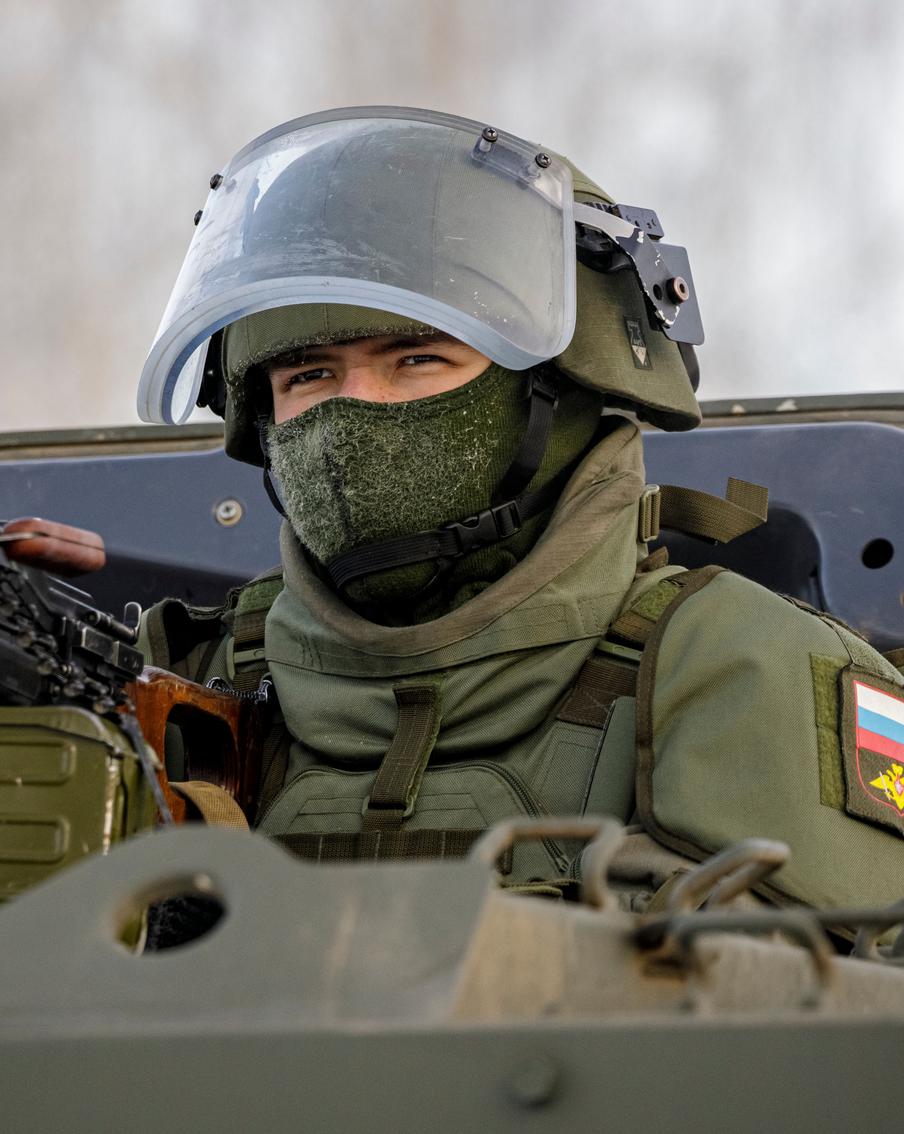 Минобороны России опровергло информацию о потере ВС РФ города Купянска. Российские военные удерживают позиции в занятом ранее городе Купянске в Харьковской области несмотря на украинские фейки об обстановке в населённом пункте