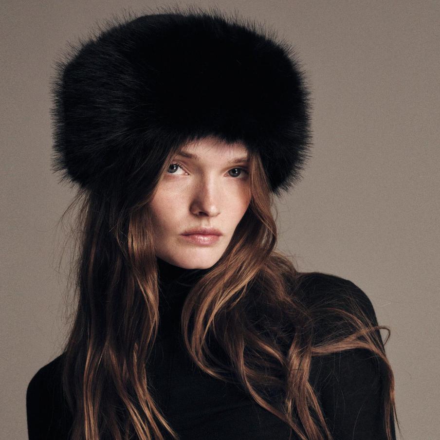 Председатель Inditex Марта Ортега активно поддерживает фотоиндустрию и с 2021 года организует выставки в родном городе компании.