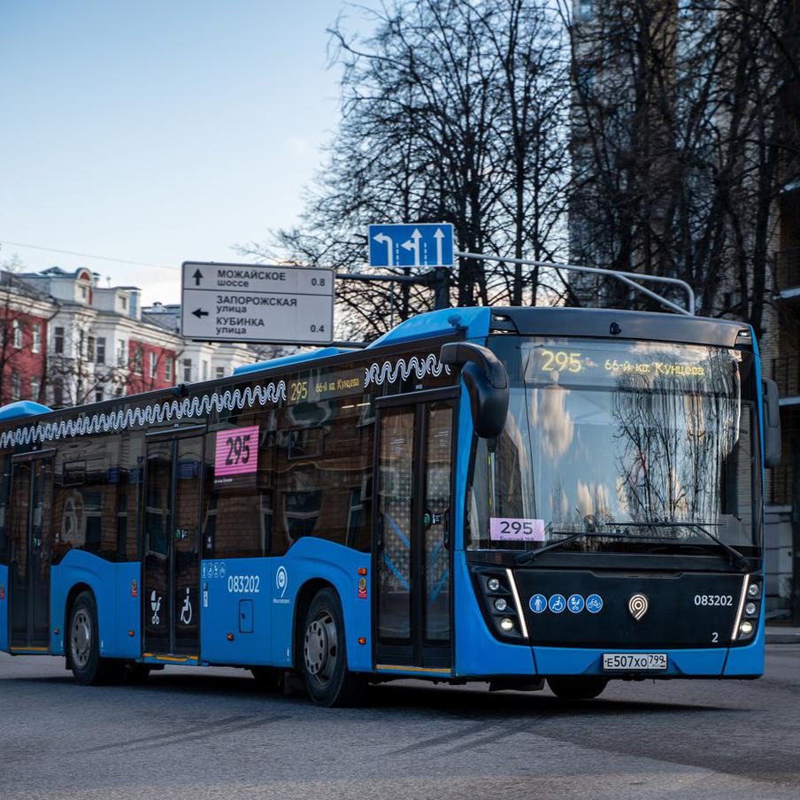 20 километров новых выделенных полос открыли в Москве в 2025 году. За уходящий год в столице открыли 20 километров новых выделенных полос. Всего работы вели на 27 различных участках