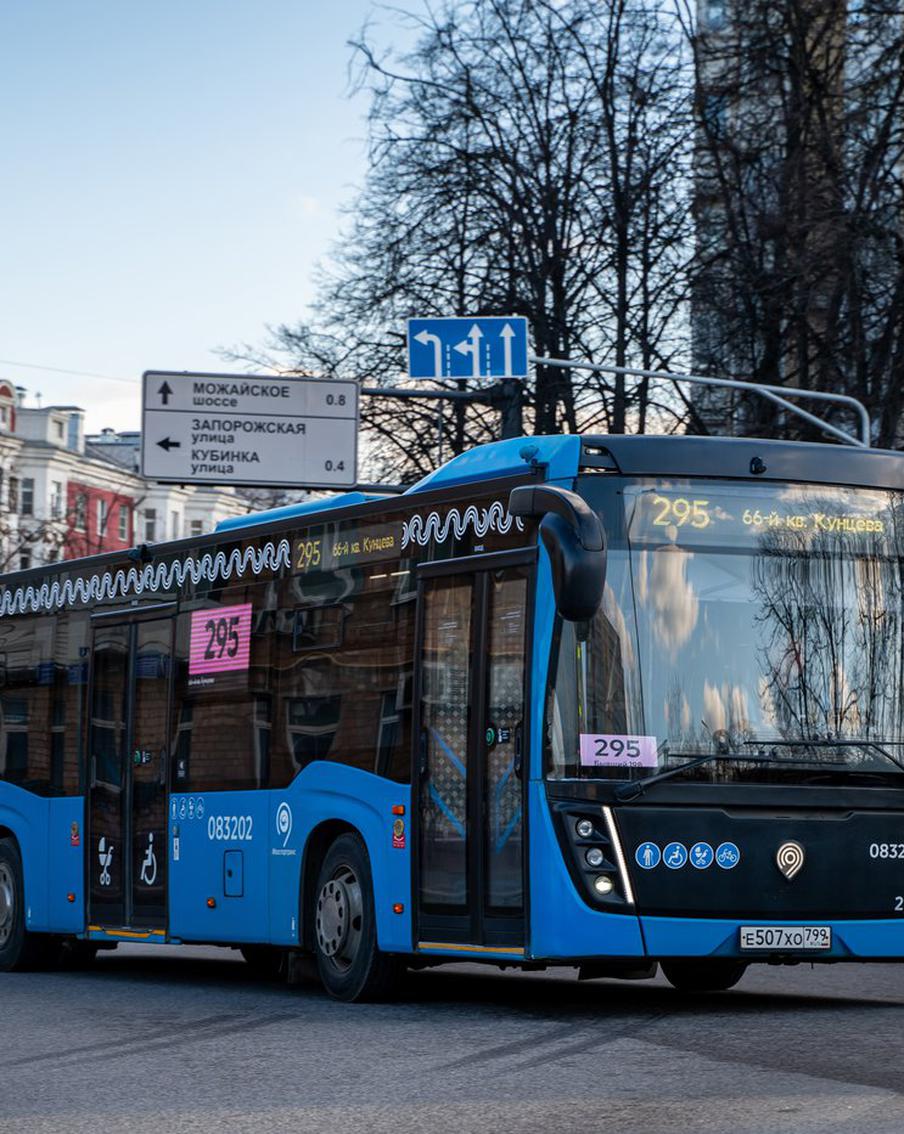 20 километров новых выделенных полос открыли в Москве в 2025 году. За уходящий год в столице открыли 20 километров новых выделенных полос. Всего работы вели на 27 различных участках
