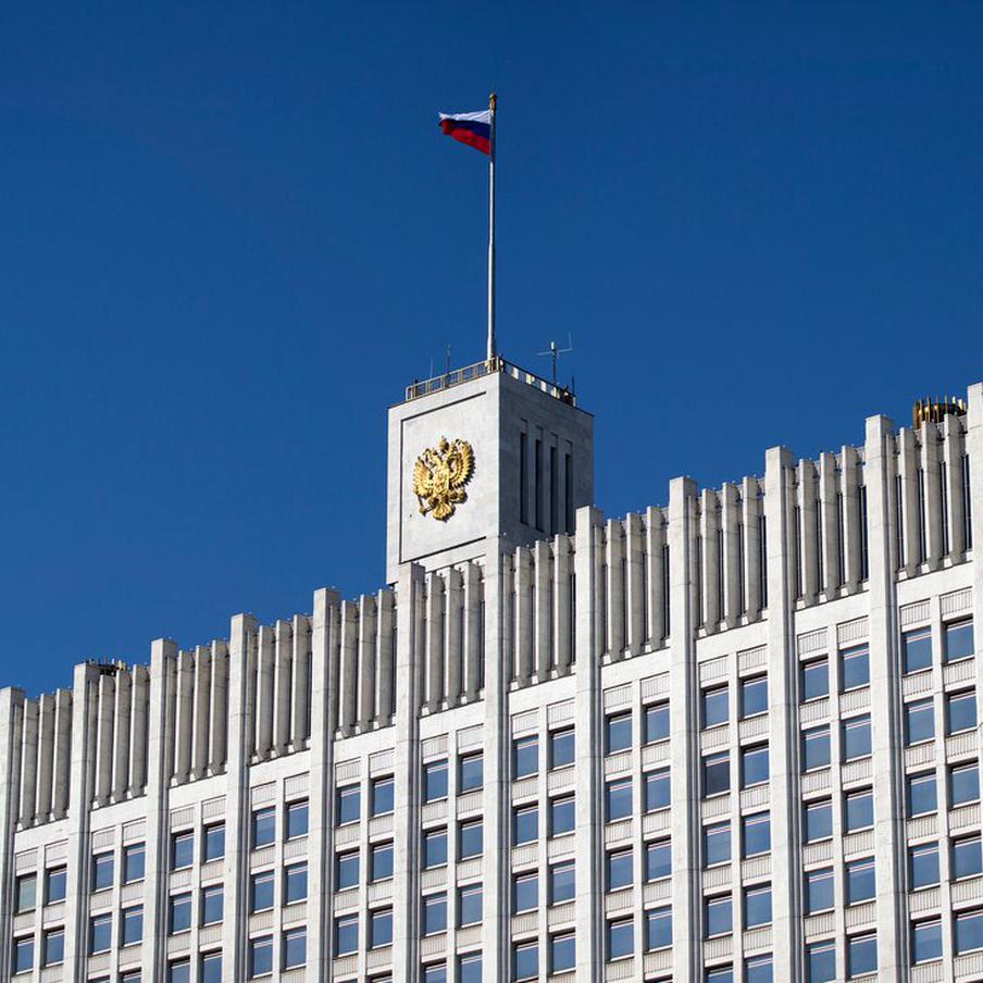 Российские власти продлили запрет на экспорт бензина до февраля следующего года. Правительство России приняло решение продлить запрет на экспорт за рубеж автомобильного бензина ещё на два месяца