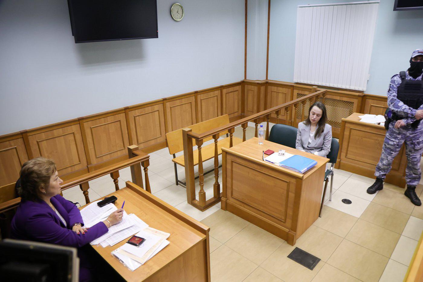 Адвокат покупательницы квартиры певицы Ларисы Долиной Полины Лурье – Светлана Свириденко (слева) и адвокат певицы Ларисы Долиной – Мария Пухова во время рассмотрения Мосгорсудом дела по иску Полины Лурье к певице Ларисе Долиной о прекращении права пользования и выселении из квартиры в центре столицы.