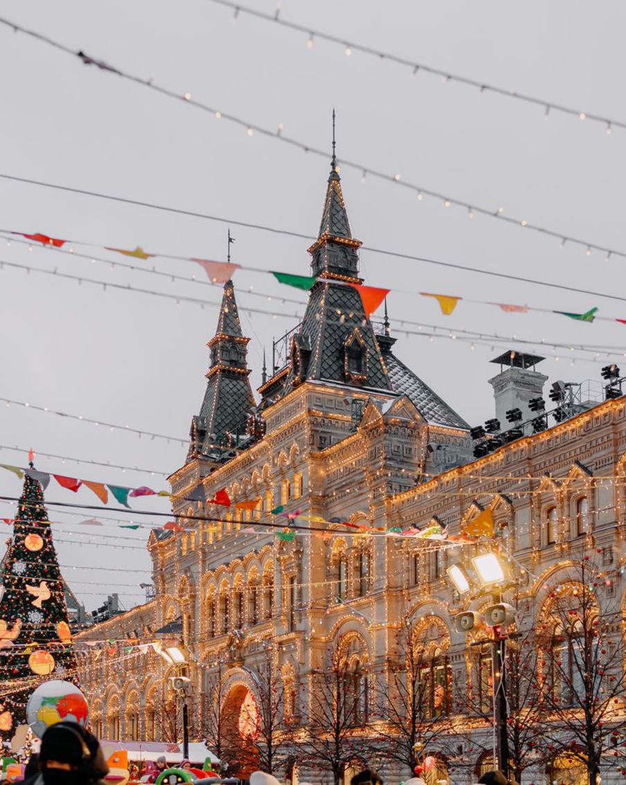 В Московском регионе мороз на Новый год окрепнет до 12–17 градусов. В новогоднюю ночь в Москве и Московской области ожидается значительное похолодание. По прогнозам Гидрометцентра России, температура воздуха опустится до минус 12–17 градусов Цельсия. В праздничную ночь ожидается облачная погода со снегопадами. Днём 1 января, несмотря на слабые снегопады, температура воздуха составит от минус 13 до минус 8 градусов