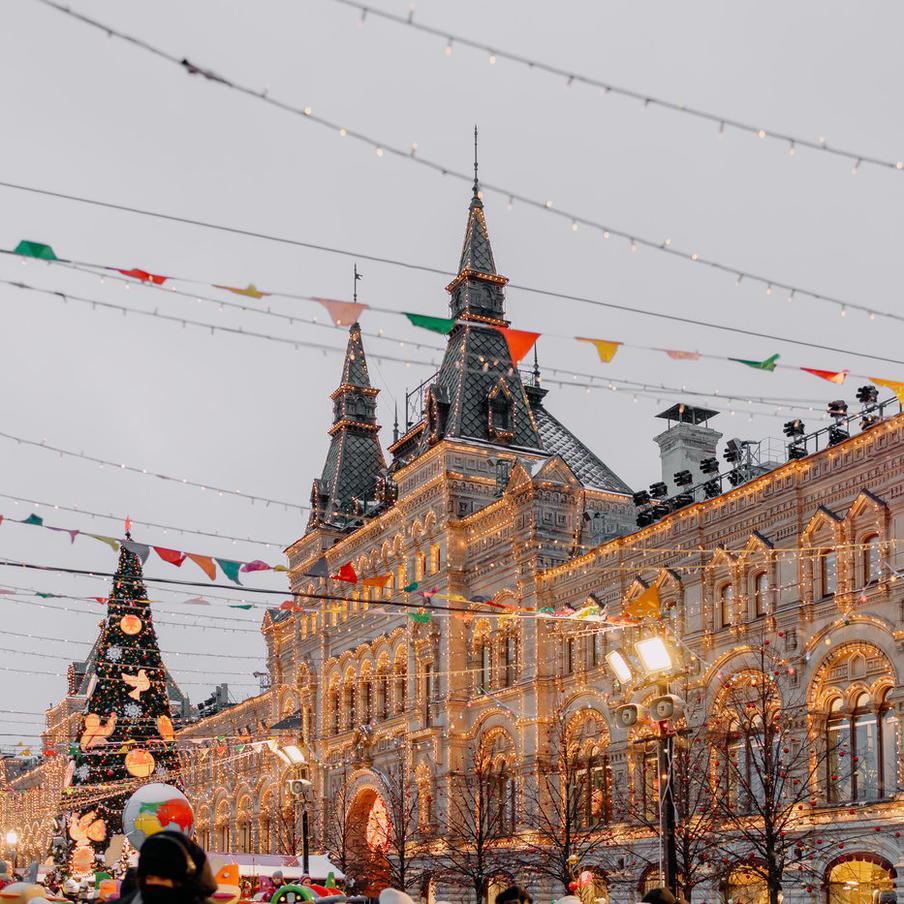 В Московском регионе мороз на Новый год окрепнет до 12–17 градусов. В новогоднюю ночь в Москве и Московской области ожидается значительное похолодание. По прогнозам Гидрометцентра России, температура воздуха опустится до минус 12–17 градусов Цельсия. В праздничную ночь ожидается облачная погода со снегопадами. Днём 1 января, несмотря на слабые снегопады, температура воздуха составит от минус 13 до минус 8 градусов
