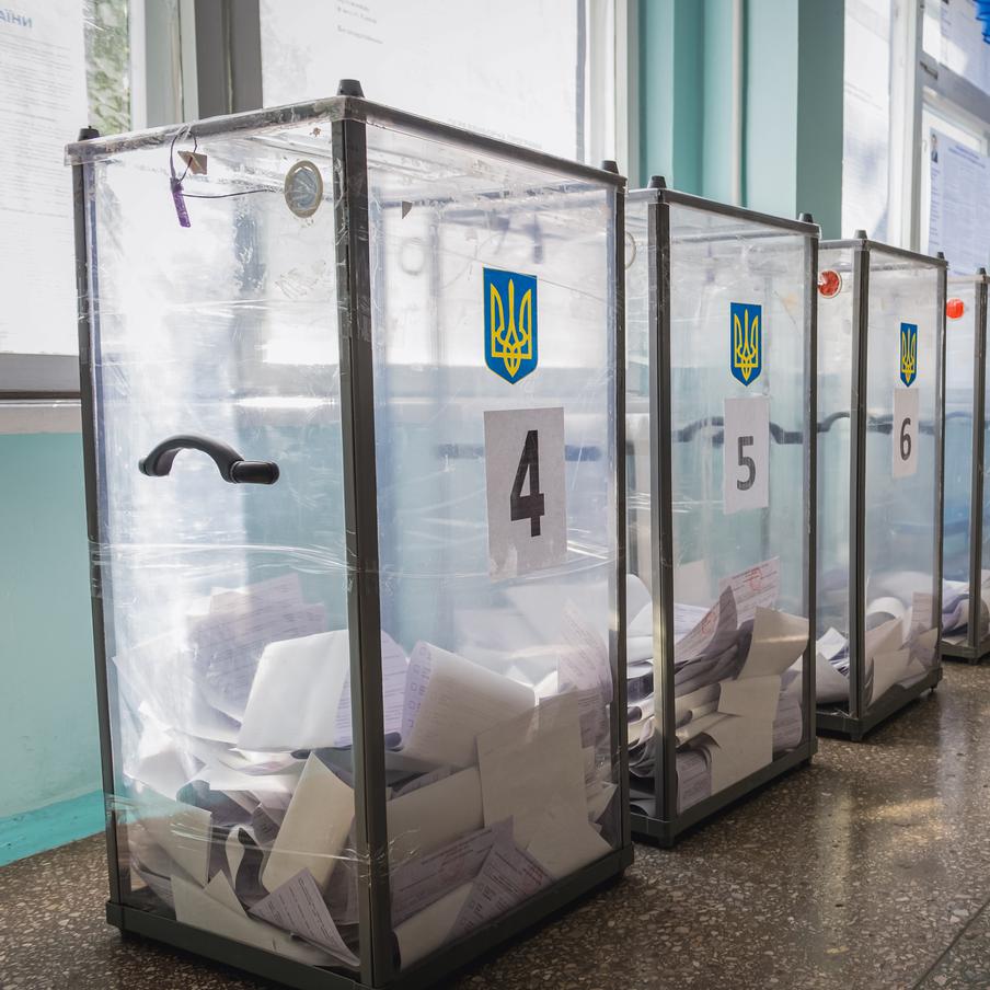 Зеленский заявил о готовности Украины к проведению выборов президента страны. На Украине уже имеются законодательные инициативы, которые позволят провести в стране выборы главы государства. Однако существует угроза избирателям