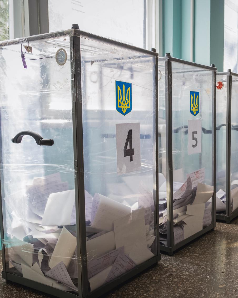 Зеленский заявил о готовности Украины к проведению выборов президента страны. На Украине уже имеются законодательные инициативы, которые позволят провести в стране выборы главы государства. Однако существует угроза избирателям