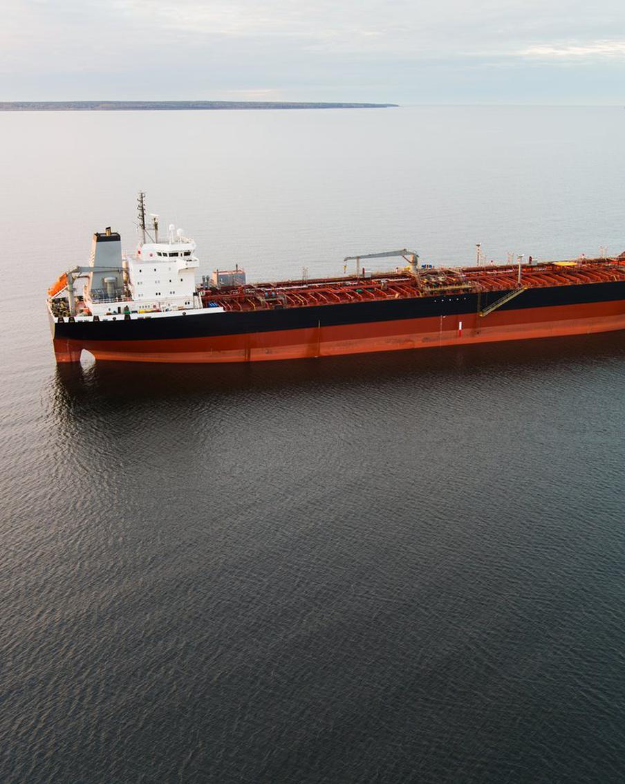 CNN узнал о планах США захватить пустой и заржавевший танкер. Соединённые Штаты Америки всерьёз рассматривают возможность проведения военной операции по захвату нефтяного танкера Bella 1, который в настоящее время находится в международных водах недалеко от берегов Венесуэлы. Об этом информирует CNN, ссылаясь на источники, знакомые с ситуацией. По имеющимся данным, танкер не функционирует и пуст