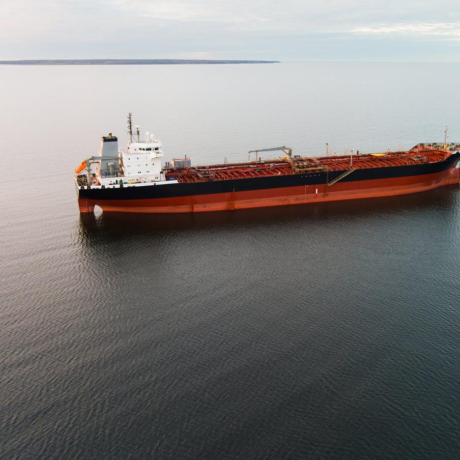 CNN узнал о планах США захватить пустой и заржавевший танкер. Соединённые Штаты Америки всерьёз рассматривают возможность проведения военной операции по захвату нефтяного танкера Bella 1, который в настоящее время находится в международных водах недалеко от берегов Венесуэлы. Об этом информирует CNN, ссылаясь на источники, знакомые с ситуацией. По имеющимся данным, танкер не функционирует и пуст