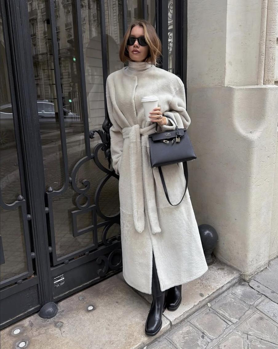 Даже небольшая приталенность сделает ваш образ более современным.