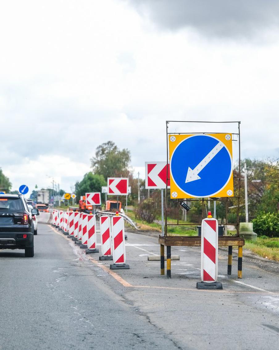 Росстандарт утвердил новые дорожные знаки с 1 января 2026 года. С 1 января 2026 года в Российской Федерации вступит в силу обновлённый ГОСТ Р 52289-2023, который устанавливает требования к использованию дорожных знаков, разметки и светофоров. Этот документ был опубликован на официальном сайте Росстандарта