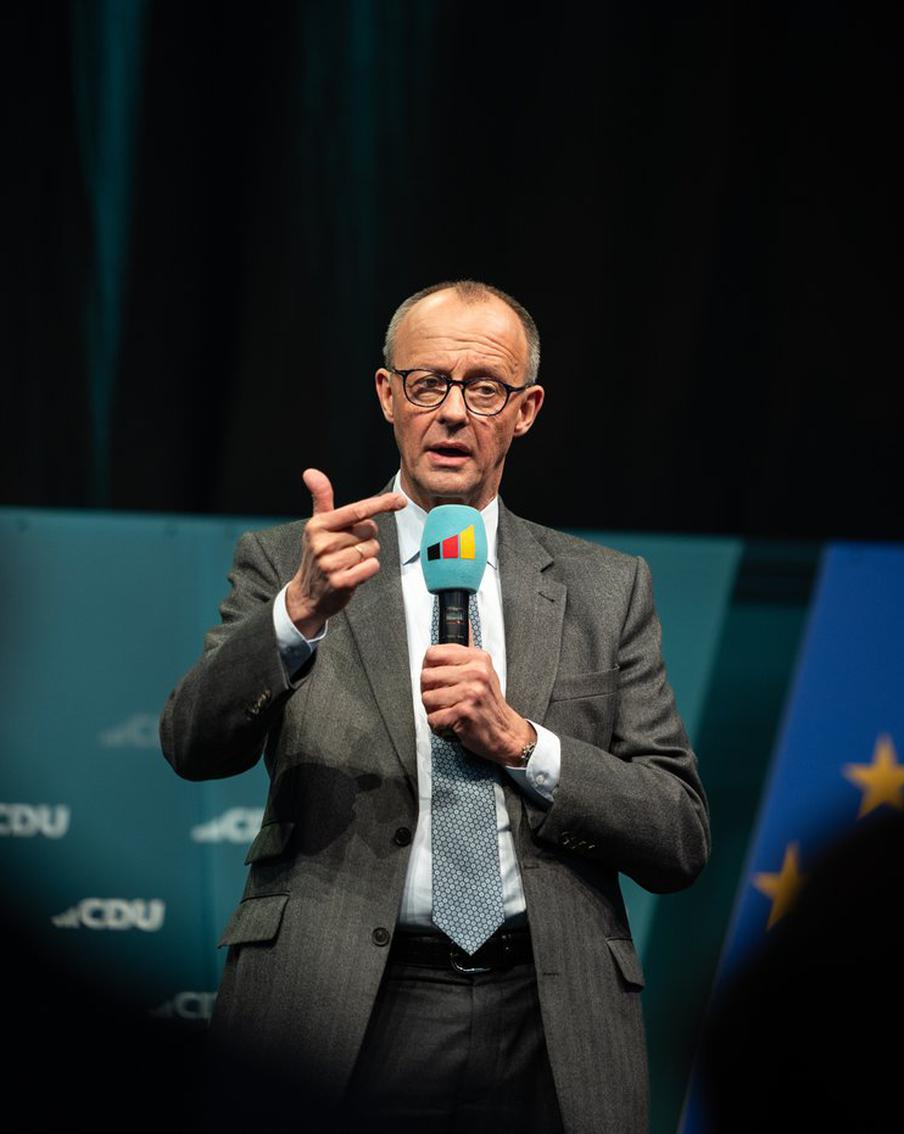 Желание Макрона восстановить контакты с Путиным обострило противоречия в ЕС. Предложение французского президента восстановить контакты с Владимиром Путиным обострило его разногласия с немецким канцлером Фридрихом Мерцем. Это может привести к открытому конфликту политиков