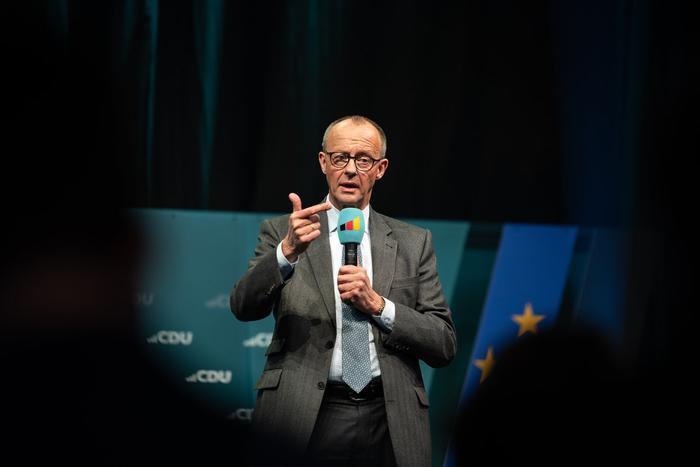 Конфликт между Мерцем и Макроном обострился из-за предложения Макрона возобновить контакты с Путиным