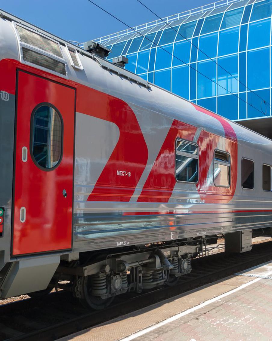 В Ростовской области задерживаются 25 поездов из-за схода колёсных пар. Из-за происшествия на путях в Ростовской области задерживаются 20 поездов дальнего следования и 5 поездов пригородного сообщения. Отмечается, что задержка произошла из-за схода с рельсов колёсных пар грузового поезда