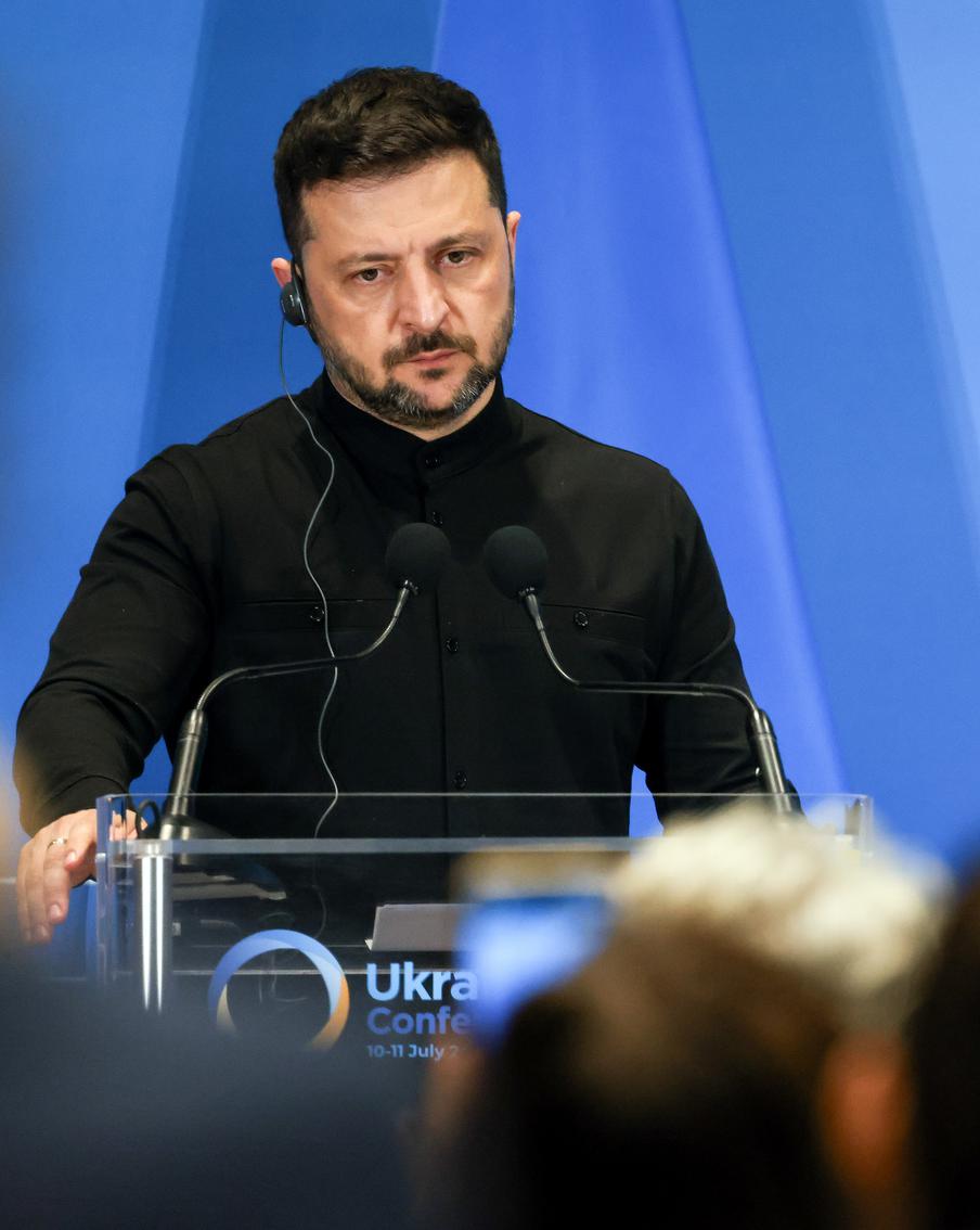 "Страна": Зеленский может пойти на большие уступки по Украине, чем говорит. Издание "Страна" озвучило предположение, что президент Украины Владимир Зеленский готов пойти на более значительные уступки в процессе урегулирования конфликта, чем он открыто заявляет. Эта версия возникла после заявлений президента США Дональда Трампа, который утверждал, что предложенный Киевом мирный план не имеет значения без его одобрения