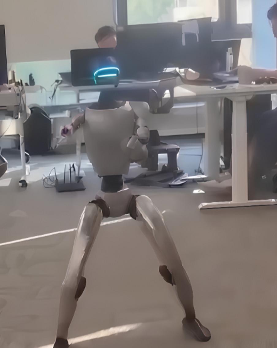 Робот-боец Unitree G1 ударил инженера ниже пояса в ходе тестов. В соцсетях распространилась видеозапись, на которой гуманоидный робот Unitree G1 демонстрирует необычную реакцию во время тестирования. В ходе эксперимента робот синхронно повторял движения человека в реальном времени. Сначала всё шло успешно, но в один из моментов, повернувшись к инженеру, он случайно ударил его ногой в область паха