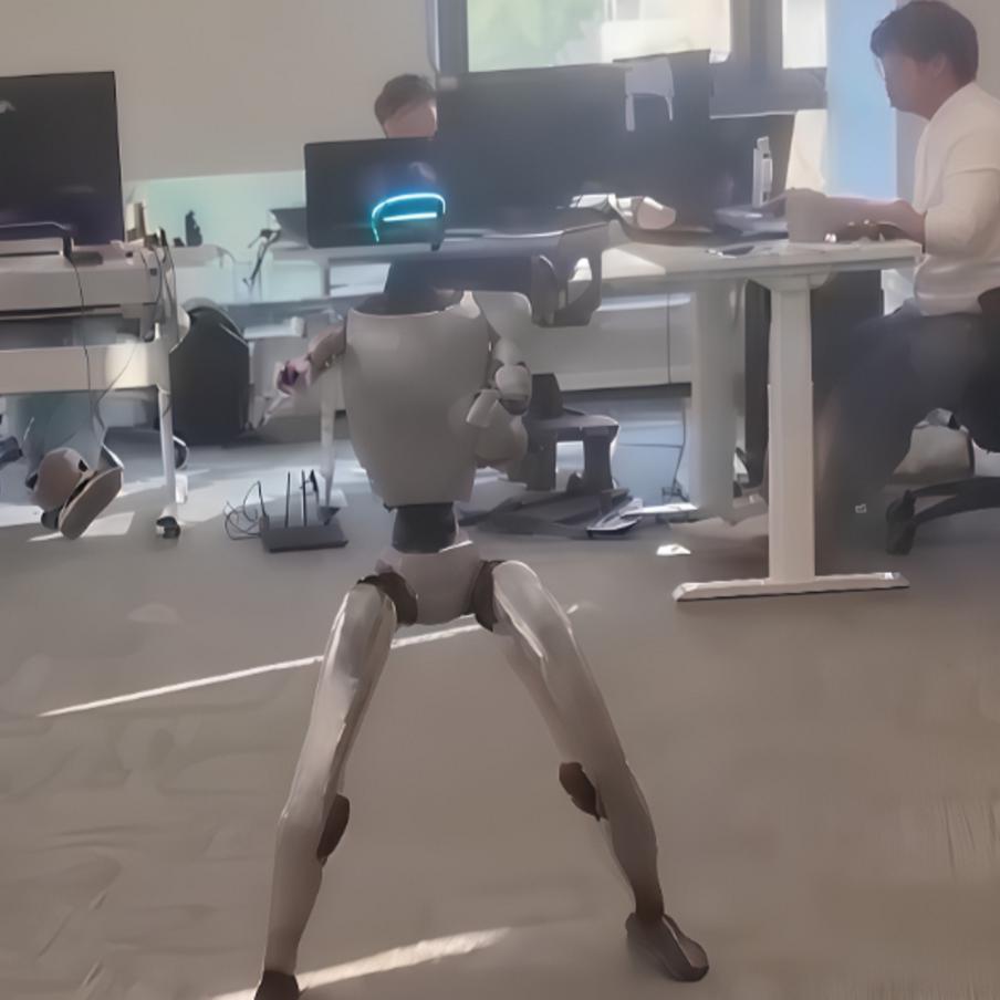 Робот-боец Unitree G1 ударил инженера ниже пояса в ходе тестов. В соцсетях распространилась видеозапись, на которой гуманоидный робот Unitree G1 демонстрирует необычную реакцию во время тестирования. В ходе эксперимента робот синхронно повторял движения человека в реальном времени. Сначала всё шло успешно, но в один из моментов, повернувшись к инженеру, он случайно ударил его ногой в область паха
