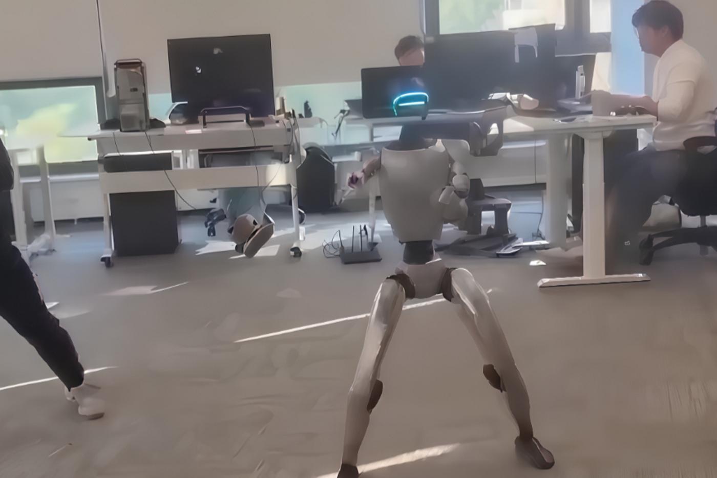 Робот-боец Unitree G1 ударил инженера ниже пояса в ходе тестов