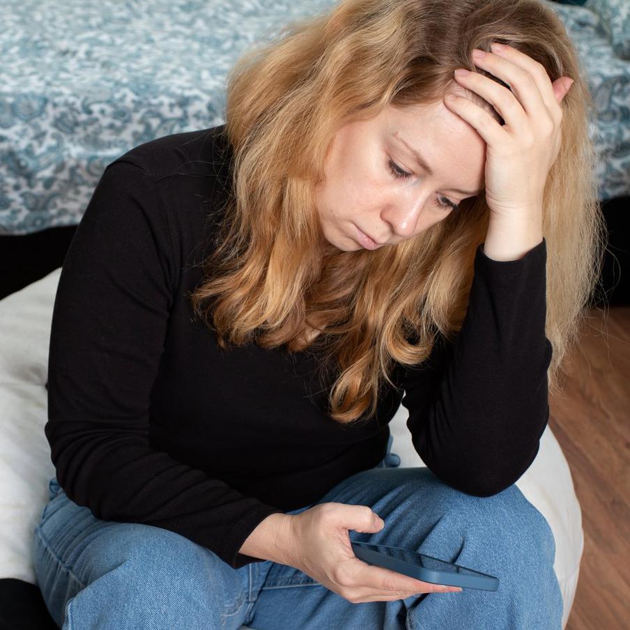 WSJ объяснила, как общение с ИИ способствует "замкнутому циклу бреда". Ведущие специалисты в области психиатрии всё чаще выражают обеспокоенность в связи с потенциальной опасностью, которую может представлять использование чат-ботов, работающих на основе искусственного интеллекта (ИИ), для развития психотических расстройств