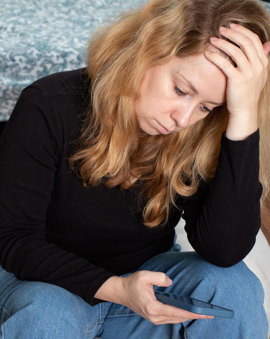 WSJ объяснила, как общение с ИИ способствует "замкнутому циклу бреда". Ведущие специалисты в области психиатрии всё чаще выражают обеспокоенность в связи с потенциальной опасностью, которую может представлять использование чат-ботов, работающих на основе искусственного интеллекта (ИИ), для развития психотических расстройств