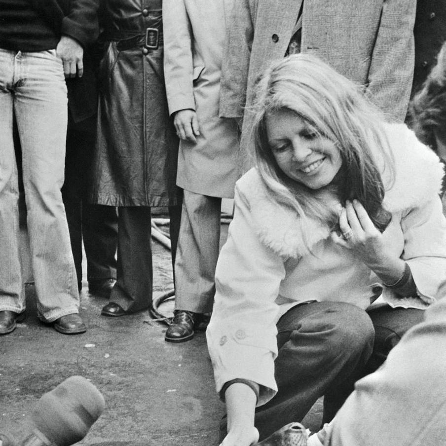 СМИ: Брижит Бардо мечтала после смерти стать мустангом. Знаменитая французская актриса Брижит Бардо, оставив карьеру в кино в 1973 году, посвятила свою жизнь защите животных. Как сообщает издание Le Figaro, она даже высказывала желание переродиться в мустанга после смерти. Бардо до конца своих дней активно выступала за права животных, спасая их от гибели