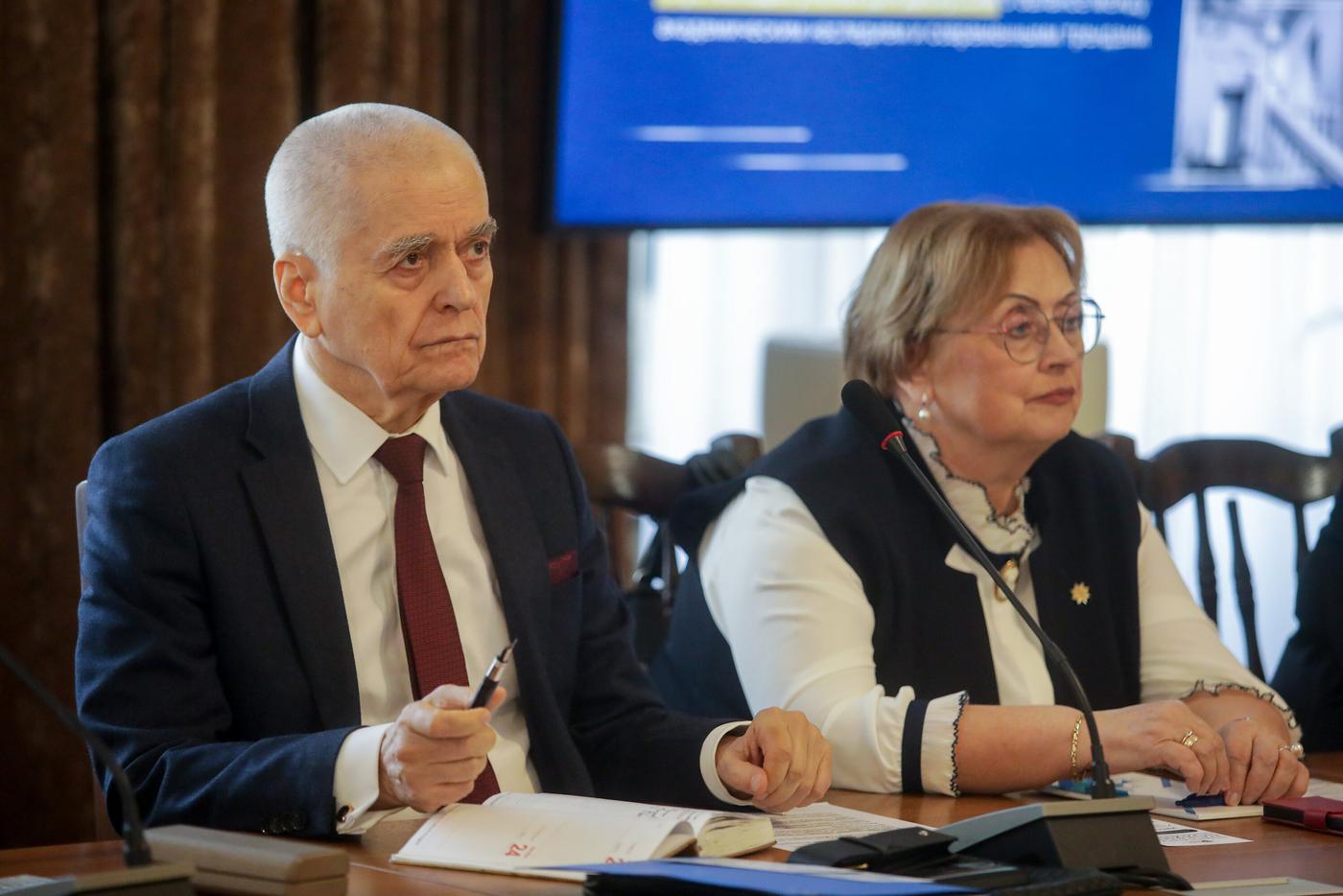 Россиянам дали рекомендации, как сделать новогодний стол безопасным для детей