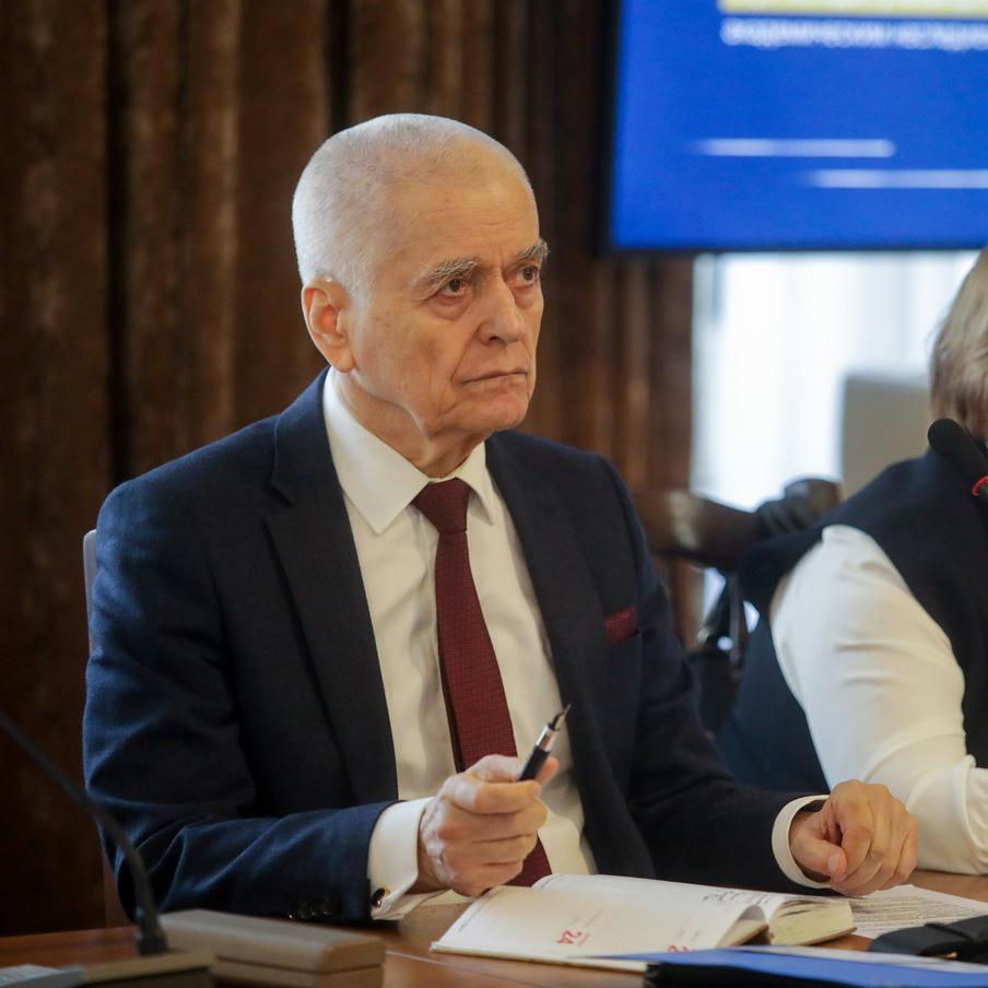 Россиянам дали рекомендации, как сделать новогодний стол безопасным для детей. В преддверии Нового года россиянам посоветовали отказаться от блюд с майонезом, жирной и скоропортящейся пищи. Кроме того, на празднике стоит отказаться от алкоголя