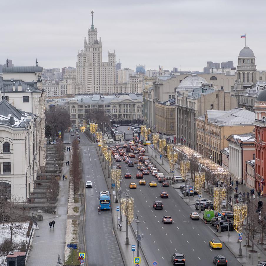 В Москве первые двое суток 2026 года будут морозными и со снегом. Согласно последним прогнозам Гидрометцентра России, в первые два дня 2026 года в Москве и Московской области ожидается мороз с обильными снегопадами. В новогоднюю ночь температура воздуха составит от 14 до 19 градусов мороза, ожидается облачная погода с небольшой вероятностью снегопада