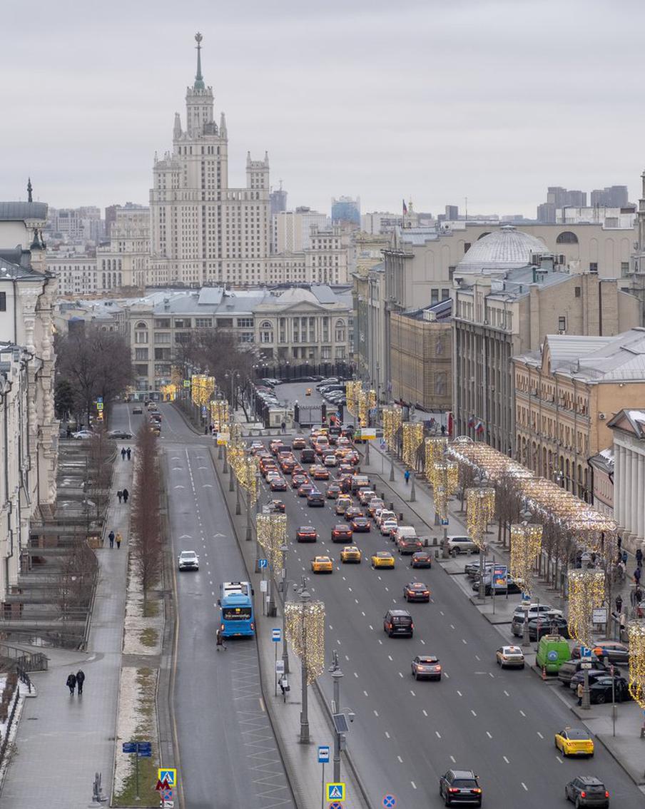 В Москве первые двое суток 2026 года будут морозными и со снегом. Согласно последним прогнозам Гидрометцентра России, в первые два дня 2026 года в Москве и Московской области ожидается мороз с обильными снегопадами. В новогоднюю ночь температура воздуха составит от 14 до 19 градусов мороза, ожидается облачная погода с небольшой вероятностью снегопада
