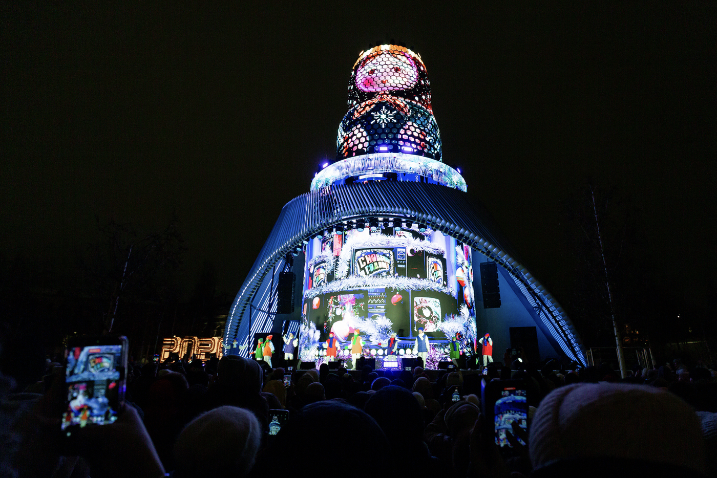 Новогоднее представление — добрая сказка по мотивам "Щелкунчика" в цифровом формате, дополненная путешествием сквозь эпохи новогодних традиций, — будет идти ежедневно до 30 января.