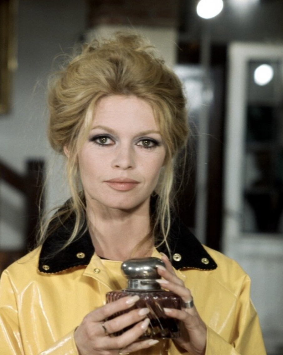 Брижит Бардо в фильме "Медведь и кукла" (1969).