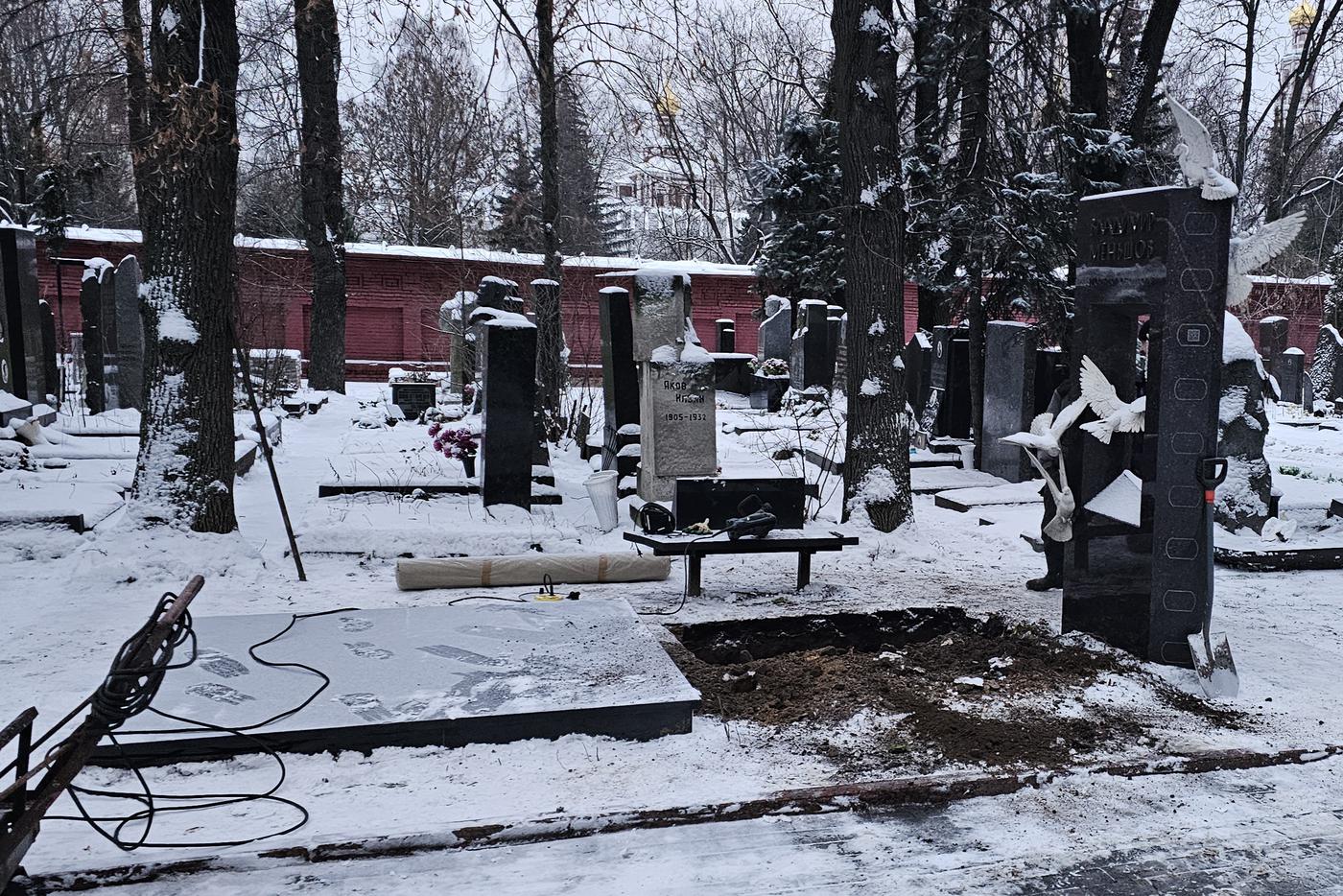 В этой могиле будет погребена Вера Алентова.