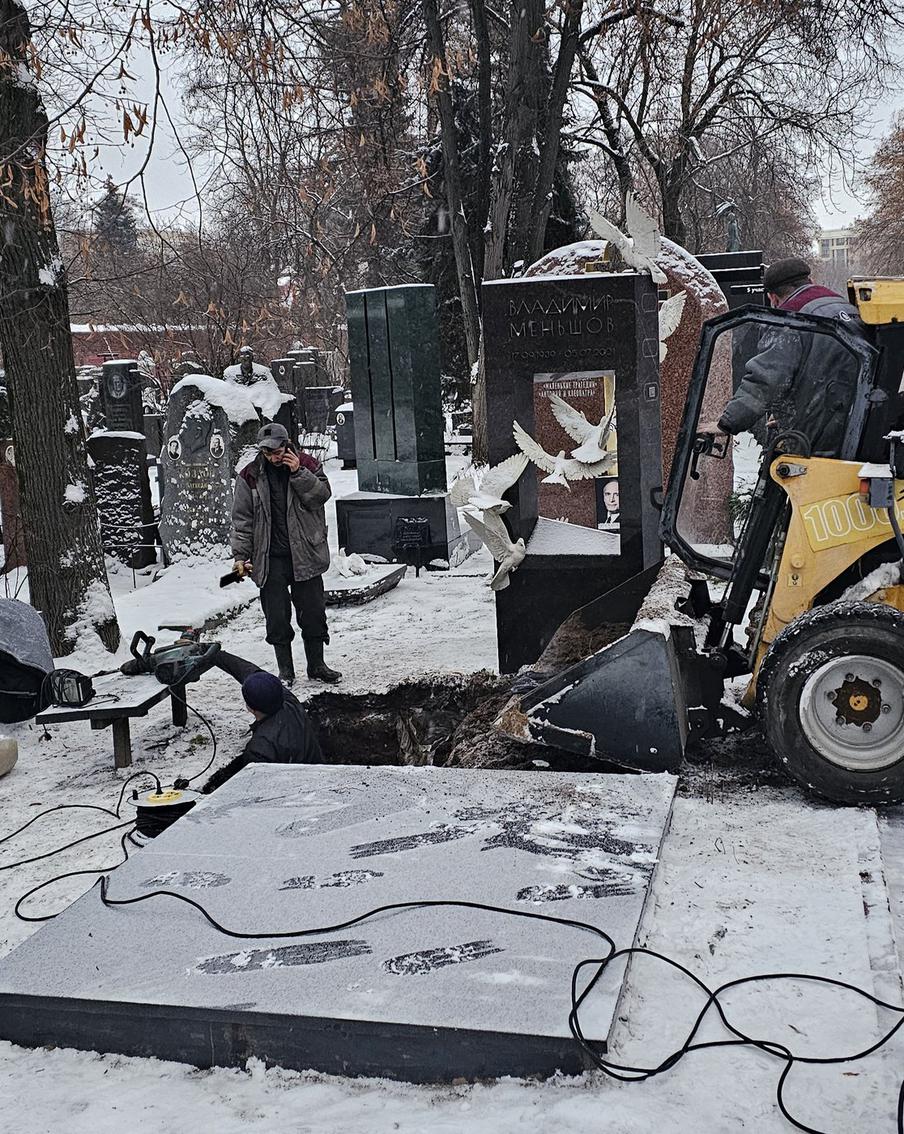 Работники кладбища готовят могилу для Вера Алентовой.