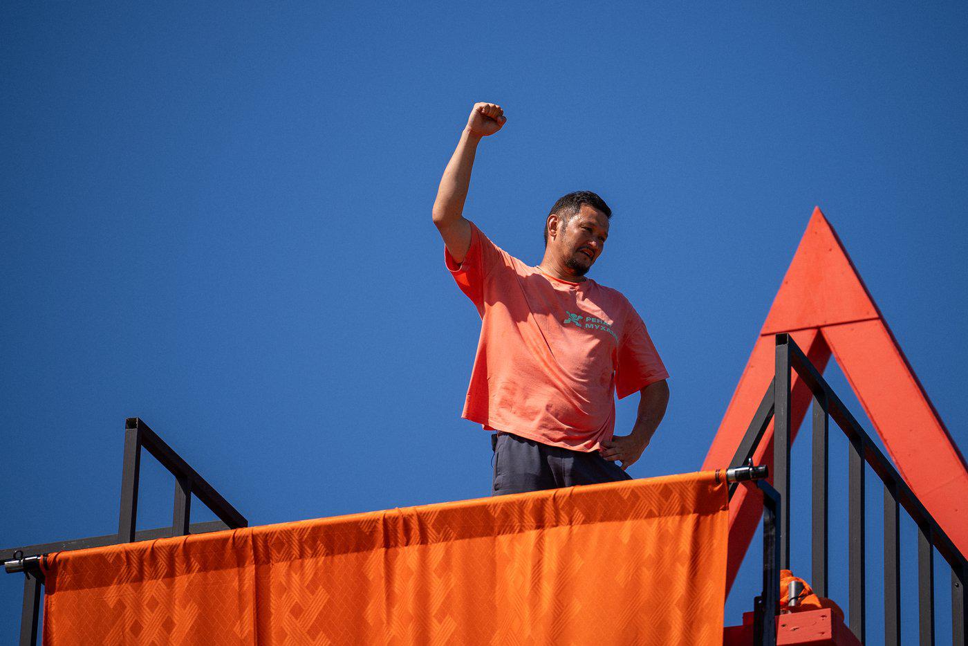 Ренат Мухамбаев на вершине финального испытания.