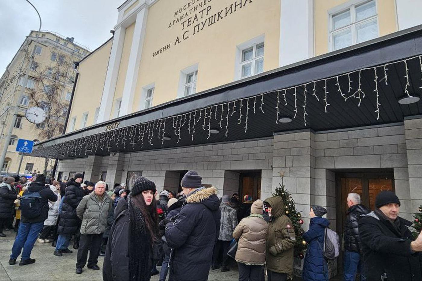 Попрощаться с Верой Алентовой пришли многие