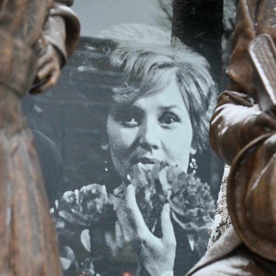 Десятки людей пришли к театру Пушкина проститься с Верой Алентовой. В Москве у здания театра имени Пушкина собралась большая толпа, чтобы почтить память народной артистки России Веры Алентовой. Церемония прощания началась в понедельник, 29 декабря, в 11:00 по московскому времени. Вера Алентова ушла из жизни 25 декабря в возрасте 83 лет