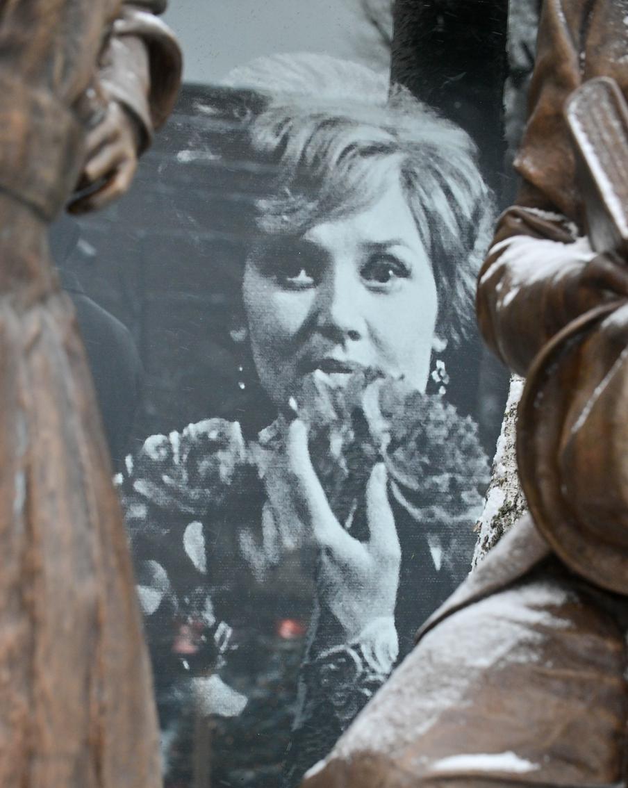 Десятки людей пришли к театру Пушкина проститься с Верой Алентовой. В Москве у здания театра имени Пушкина собралась большая толпа, чтобы почтить память народной артистки России Веры Алентовой. Церемония прощания началась в понедельник, 29 декабря, в 11:00 по московскому времени. Вера Алентова ушла из жизни 25 декабря в возрасте 83 лет